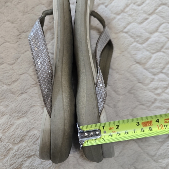 CROCS Tan Gold Sequin Comfy Flip Flops, Size 11 - Picture 4 of 5